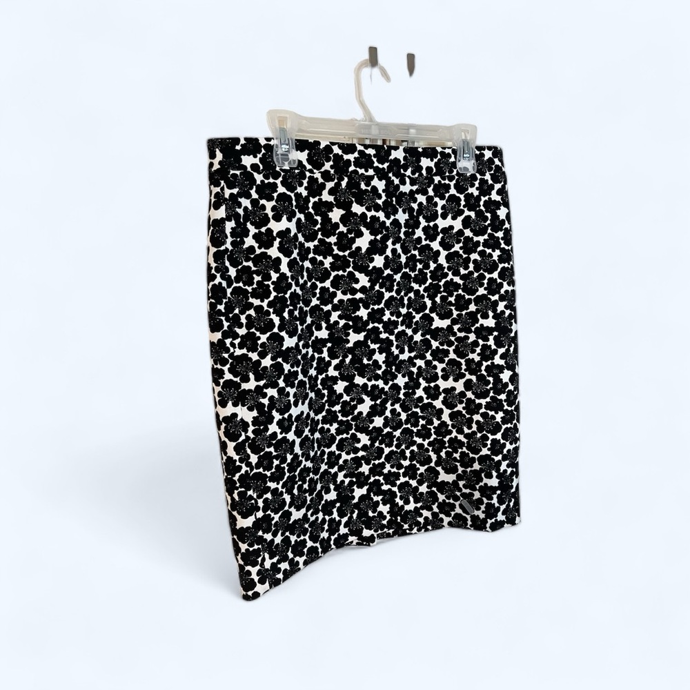 A J Crew floral skirt in black and white and a size 10 - Picture 2 of 6
